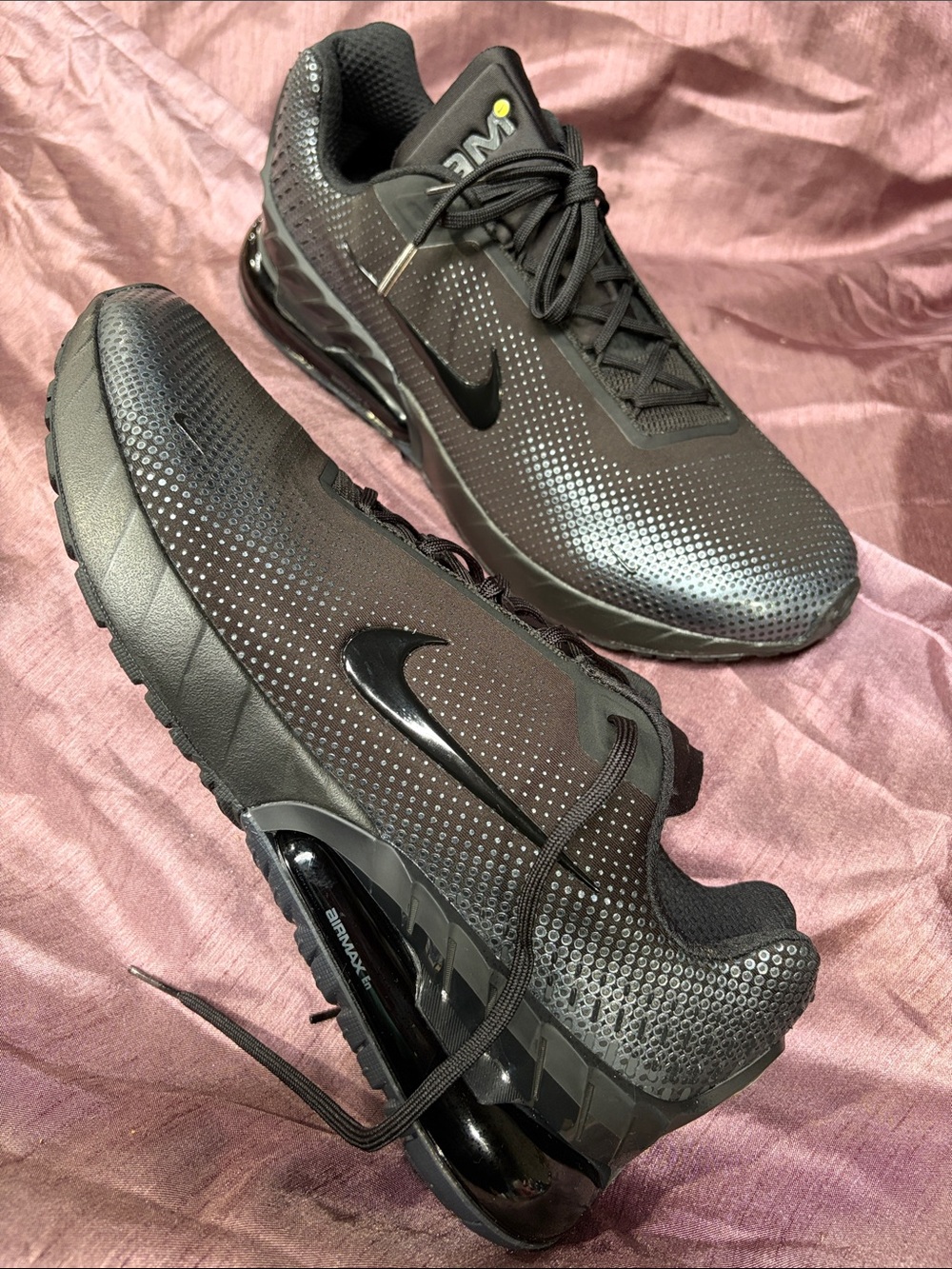 Nike Men’s Black Gradient Dotted Air Cushion Sneakers